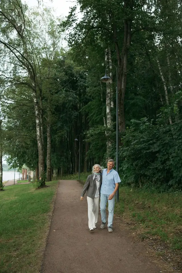Persone mature a passeggio in un bosco