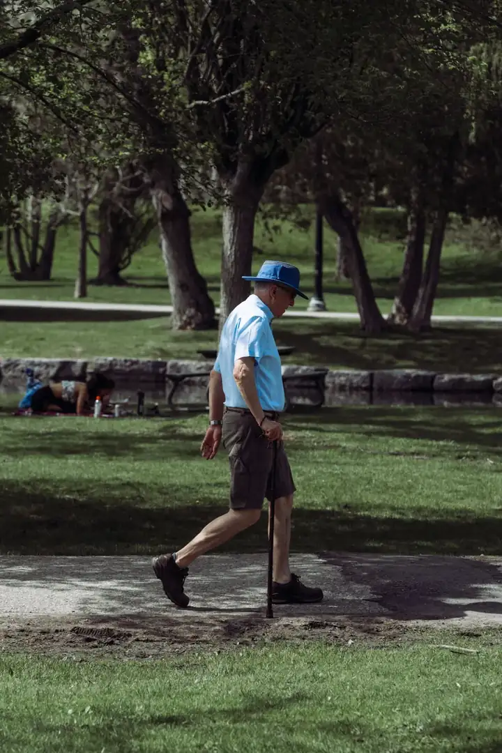 Un uomo anziano cammina in un parco